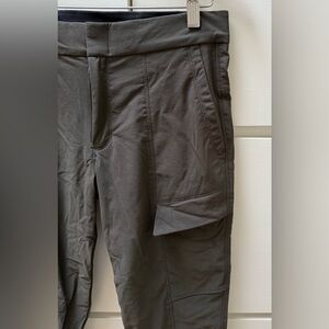 Athleta Wander Utility pant in olive green and size 4.